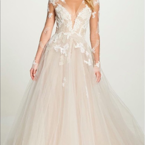 Monique Lhuillier - Rachelle Gown - Picture 8 of 8